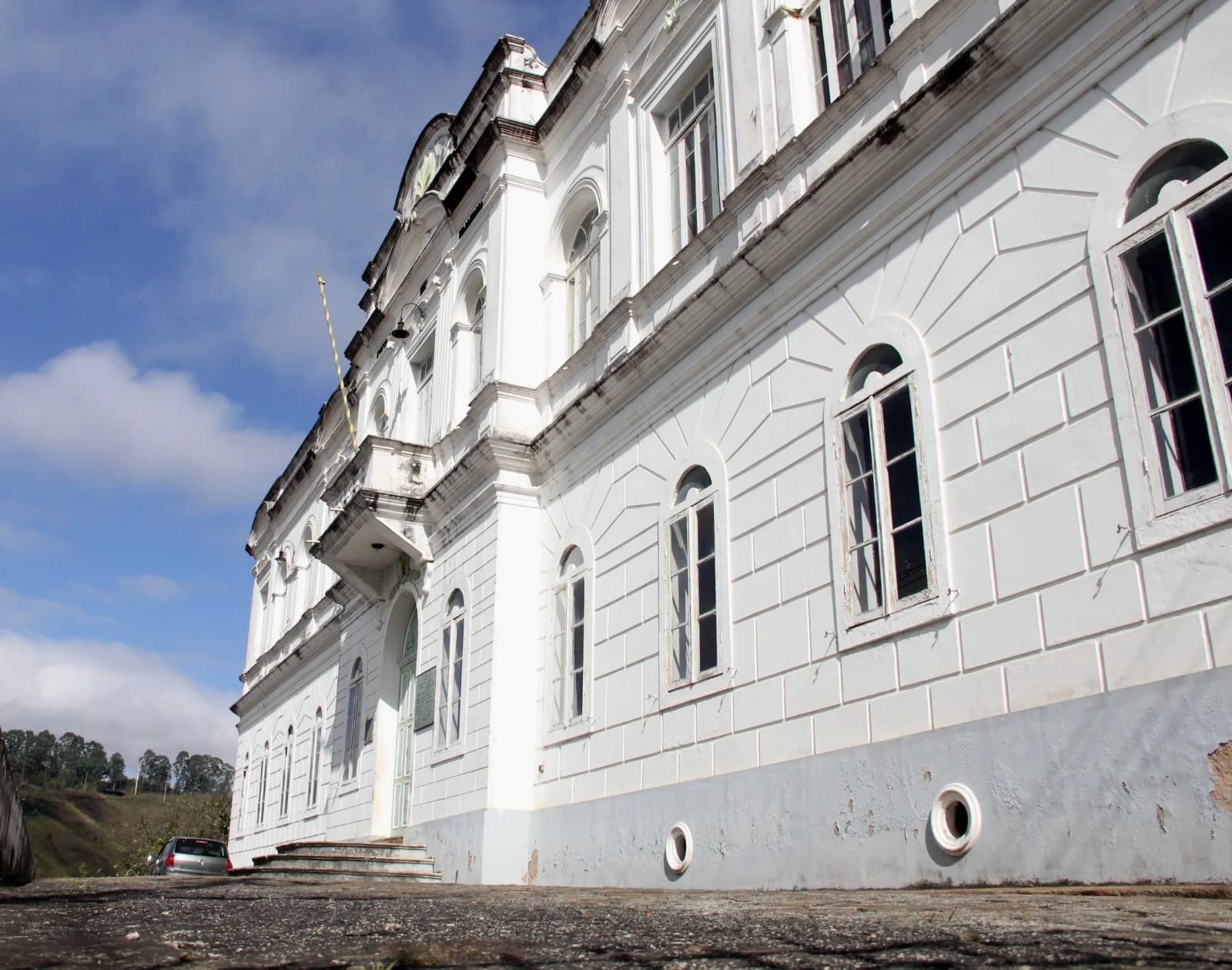 Frascos de vidro soprado e mobiliário de madeira de lei no Museu da Farmácia.
